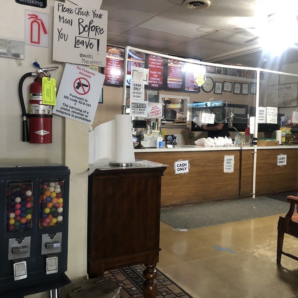 Counter service with hearty fried seafood plates.